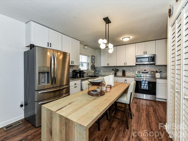 1240 Skyview Road, Charlotte, NC 28208