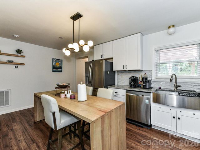 1240 Skyview Road, Charlotte, NC 28208