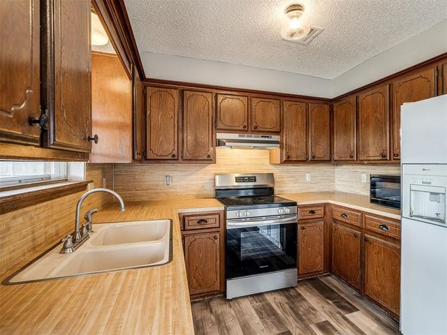 914 S Highland Drive, Mustang, OK 73064