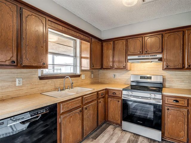 914 S Highland Drive, Mustang, OK 73064