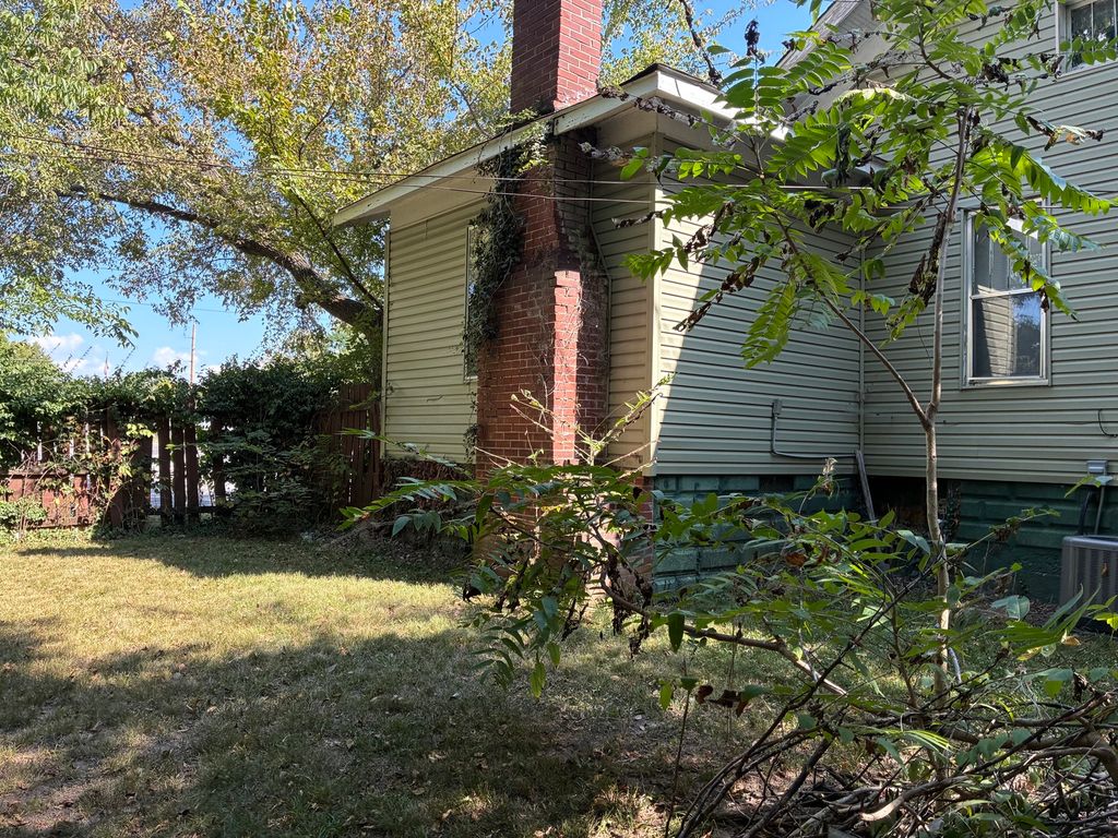 Image 11 of property listing at 600 Harrison Street, Mt Vernon, IL 62864