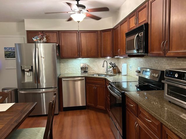320 Claymoor Road 2D, Hinsdale, IL 60521