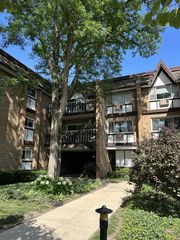 320 Claymoor Road 2D, Hinsdale, IL 60521
