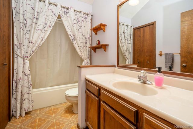 2725 Cooley Lake Road, Highland Charter Township, MI 48356