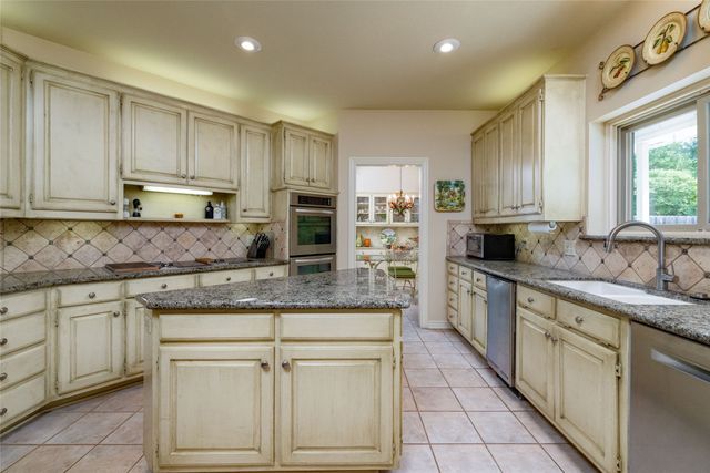 619 Portofino Drive, Arlington, TX 76012