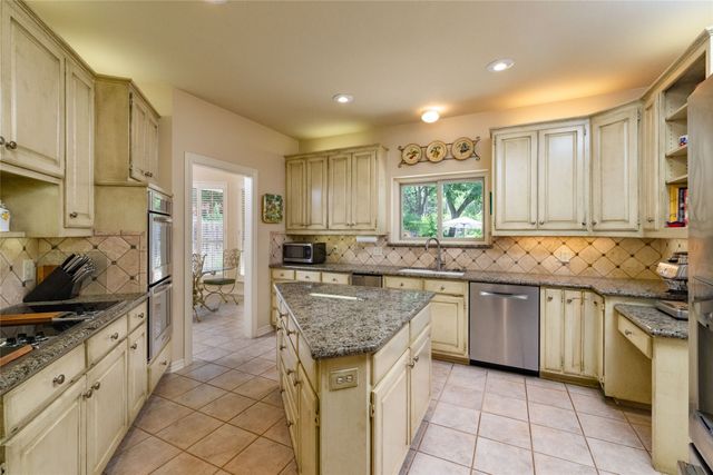619 Portofino Drive, Arlington, TX 76012