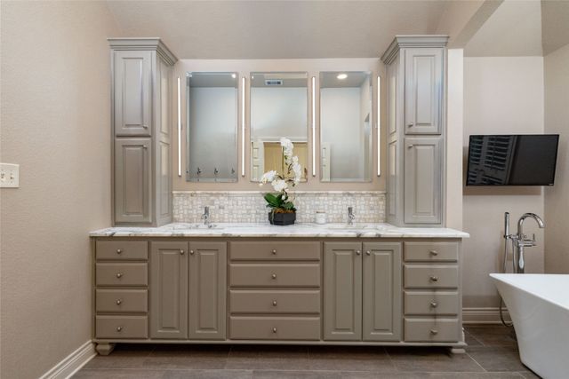 619 Portofino Drive, Arlington, TX 76012
