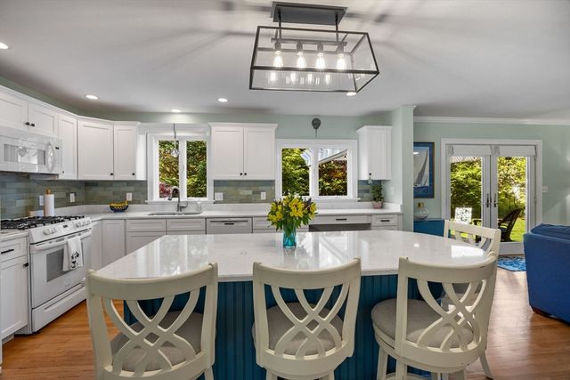 7 Park St, Harwich, MA 02645