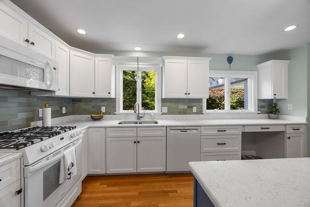 7 Park St, Harwich, MA 02645