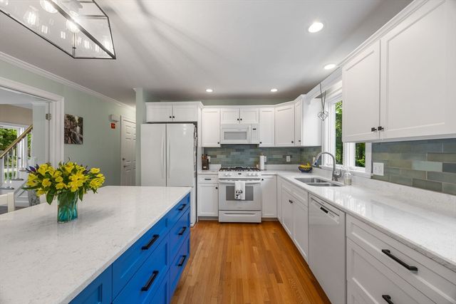 7 Park St, Harwich, MA 02645