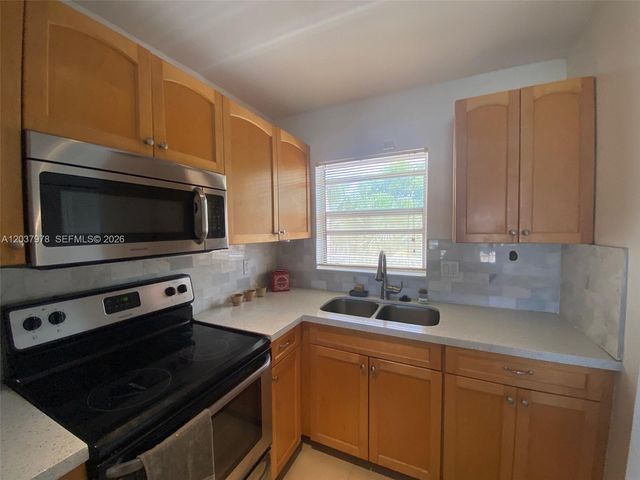 8861 Sunrise Lakes Blvd 311, Sunrise, FL 33322