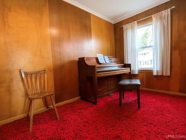 729 W Maple Street, Iron River, MI 49935