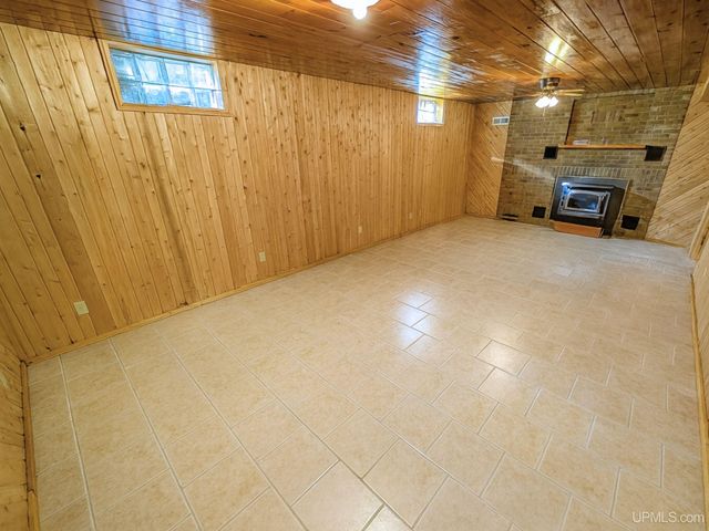 729 W Maple Street, Iron River, MI 49935