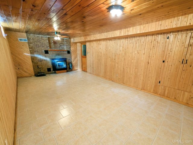 729 W Maple Street, Iron River, MI 49935