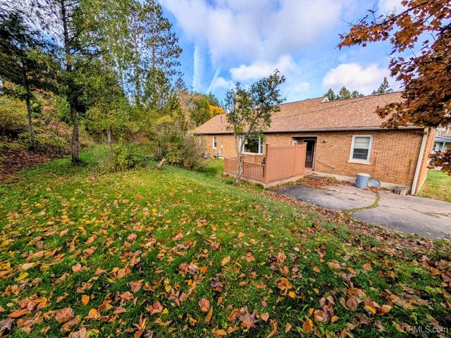 729 W Maple Street, Iron River, MI 49935