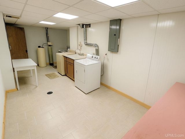 729 W Maple Street, Iron River, MI 49935