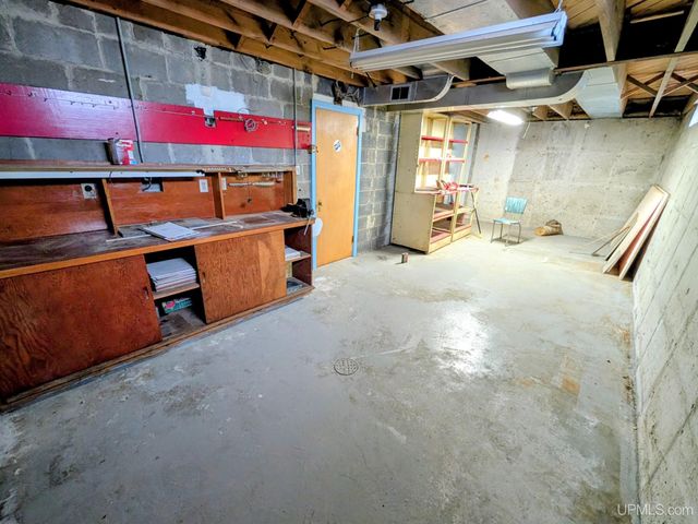 729 W Maple Street, Iron River, MI 49935