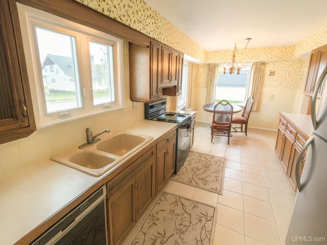 729 W Maple Street, Iron River, MI 49935