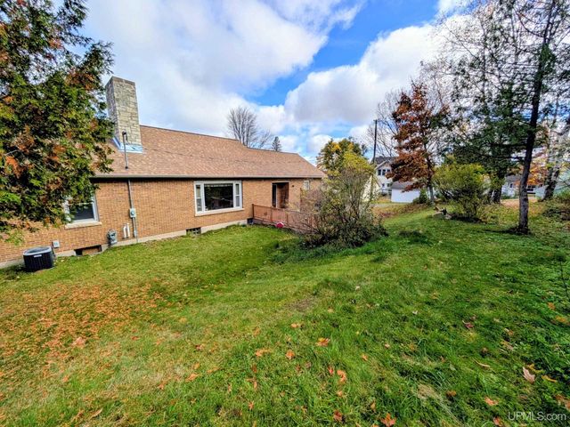 729 W Maple Street, Iron River, MI 49935