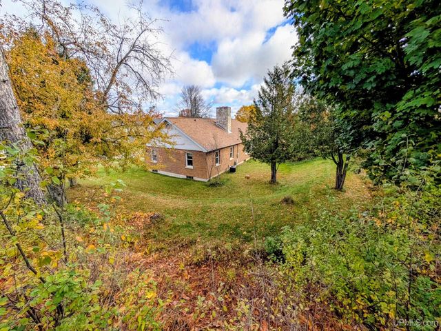 729 W Maple Street, Iron River, MI 49935