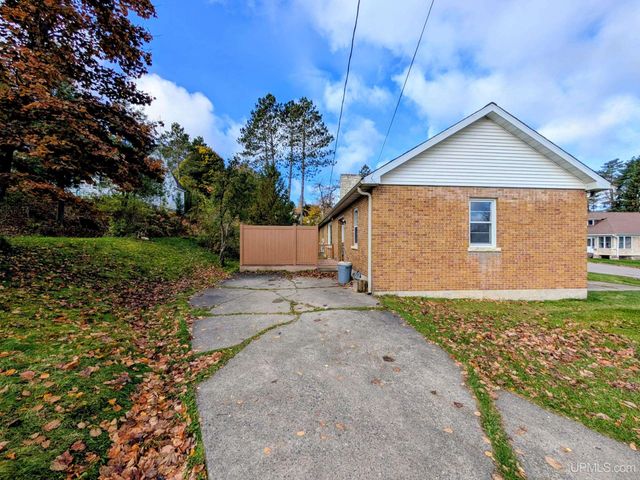 729 W Maple Street, Iron River, MI 49935