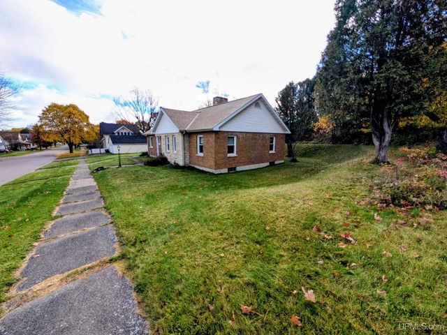 729 W Maple Street, Iron River, MI 49935