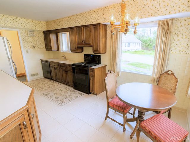 729 W Maple Street, Iron River, MI 49935