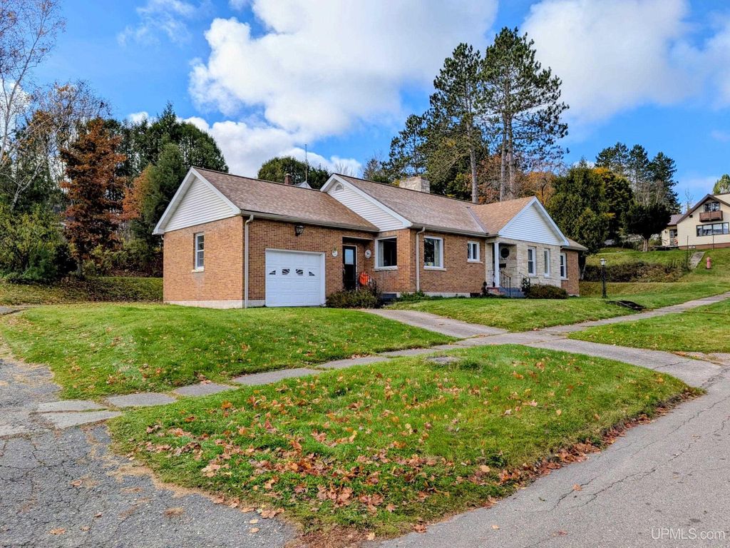 729 W Maple Street, Iron River, MI 49935