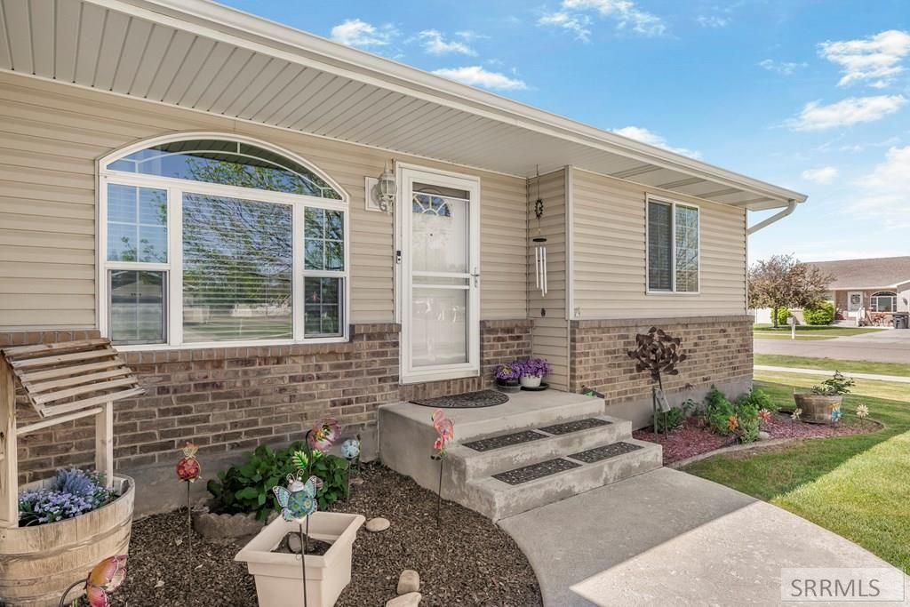 Image 5 of property listing at 4094 Mathews Drive, Ammon, ID 83406