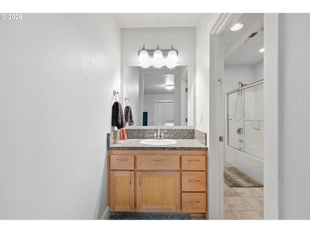 3147 TANNER PARK Dr, Eugene, OR 97405