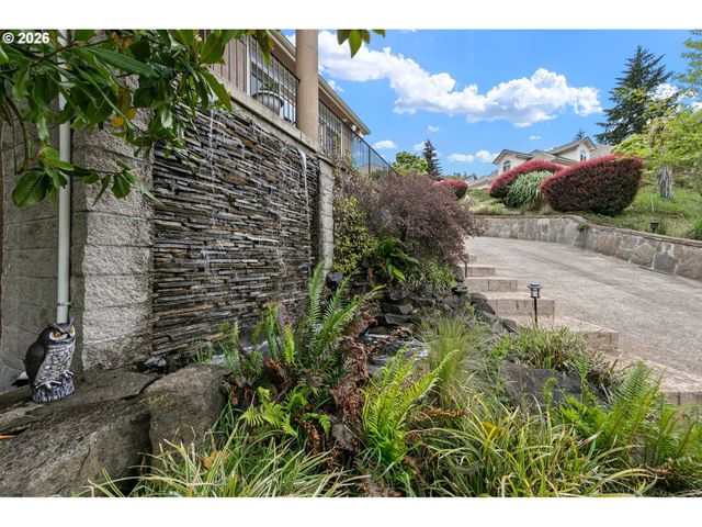 3147 TANNER PARK Dr, Eugene, OR 97405