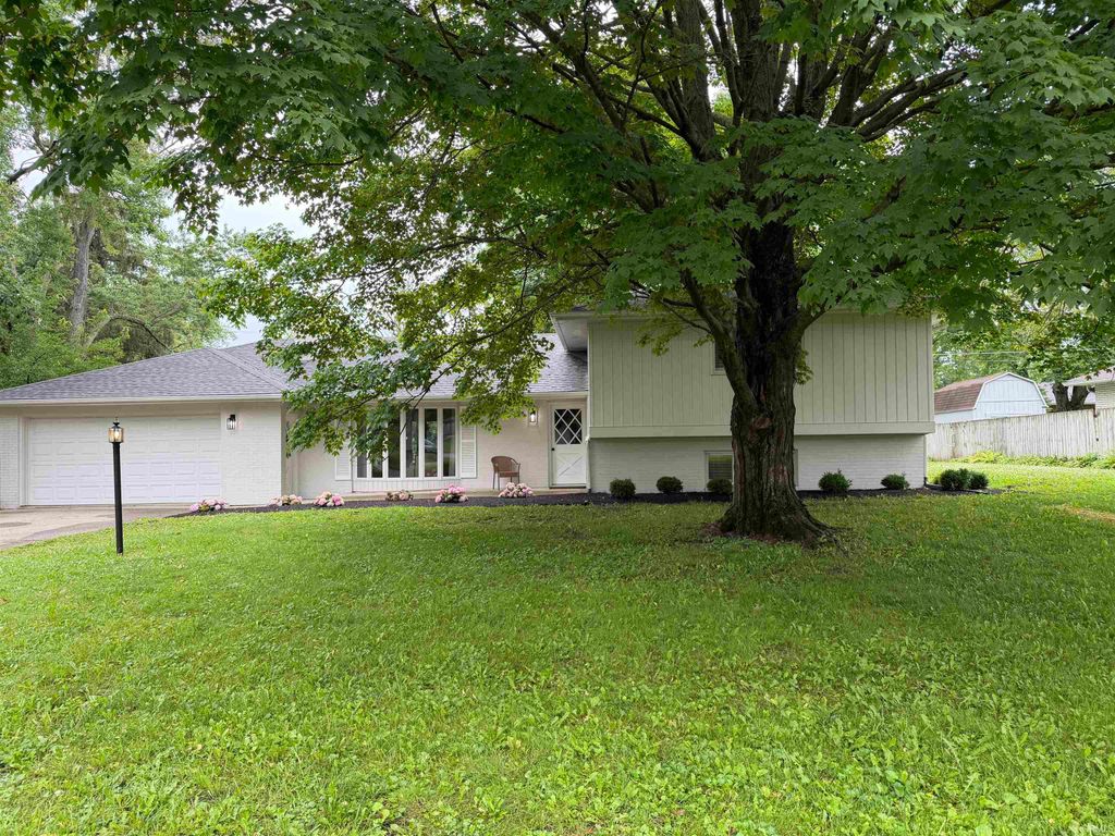 1212 N Bittersweet Lane, Muncie, IN 47304
