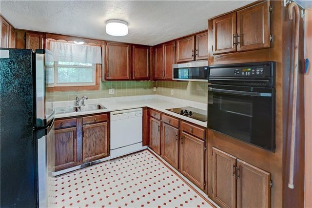 5363 NW Wagon Trail, Houston Lake, MO 64151