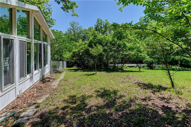 5363 NW Wagon Trail, Houston Lake, MO 64151