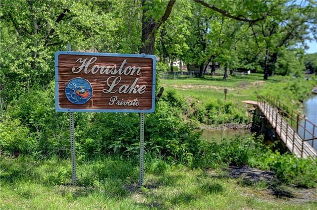 5363 NW Wagon Trail, Houston Lake, MO 64151