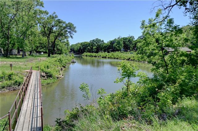 5363 NW Wagon Trail, Houston Lake, MO 64151
