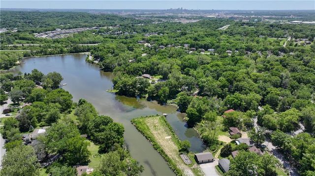 5363 NW Wagon Trail, Houston Lake, MO 64151