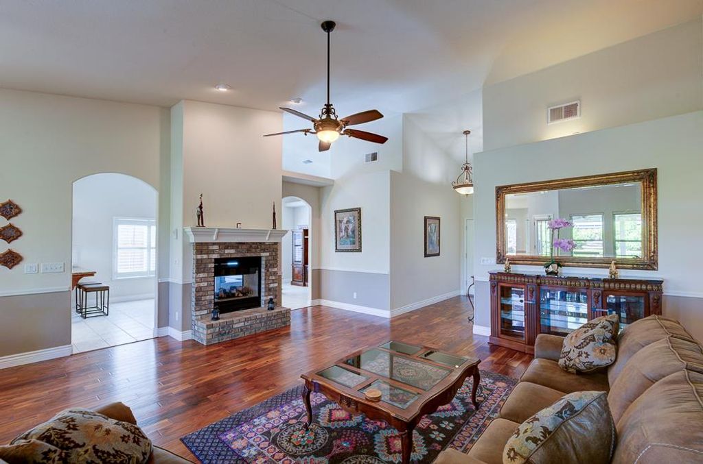 Image 11 of property listing at 8894 N Winery Avenue, Fresno, CA 93720