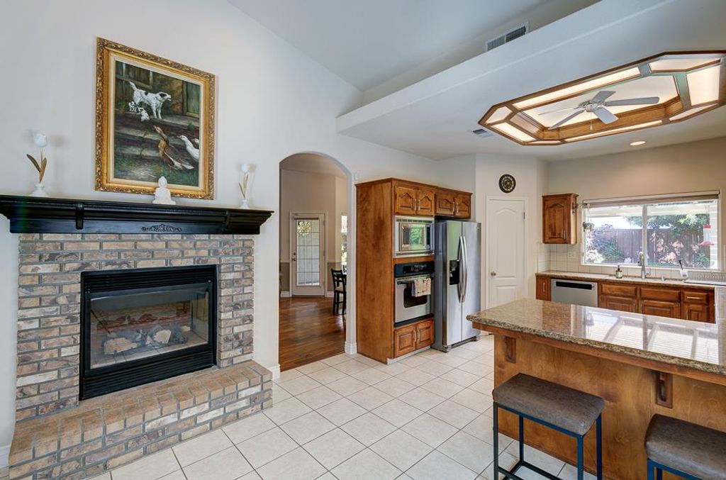 Image 14 of property listing at 8894 N Winery Avenue, Fresno, CA 93720