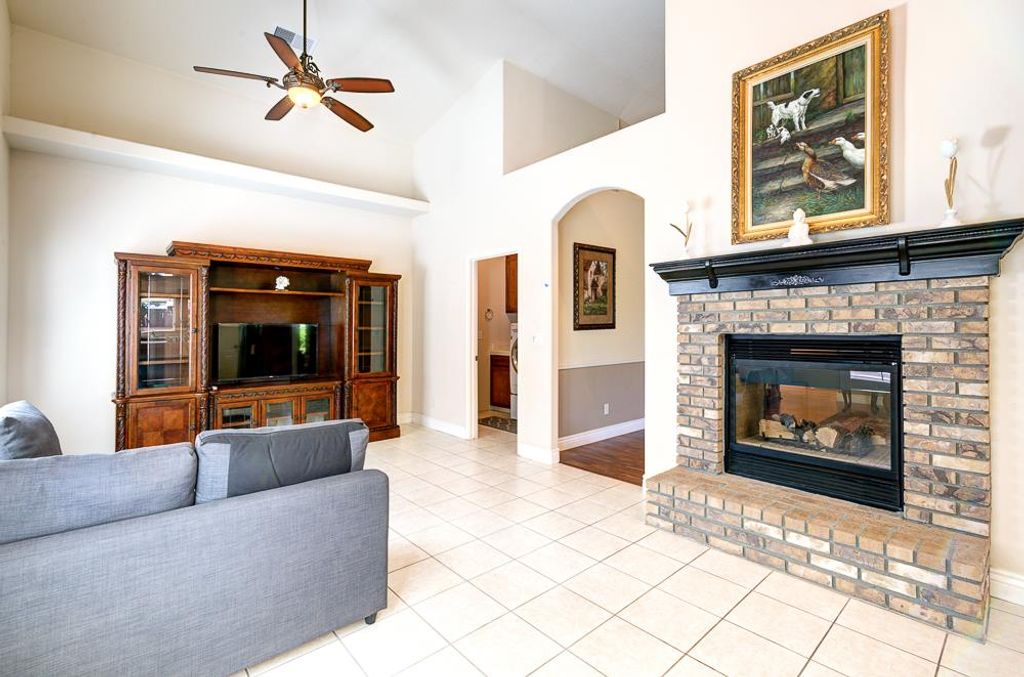 Image 18 of property listing at 8894 N Winery Avenue, Fresno, CA 93720