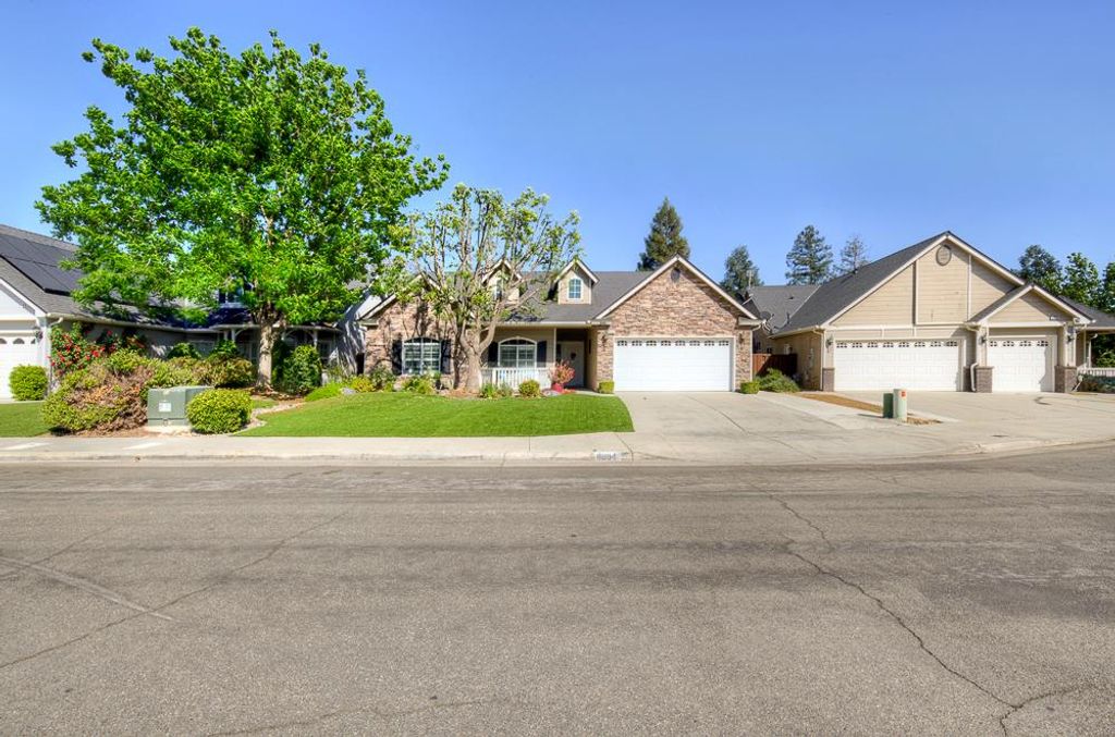 Image 2 of property listing at 8894 N Winery Avenue, Fresno, CA 93720