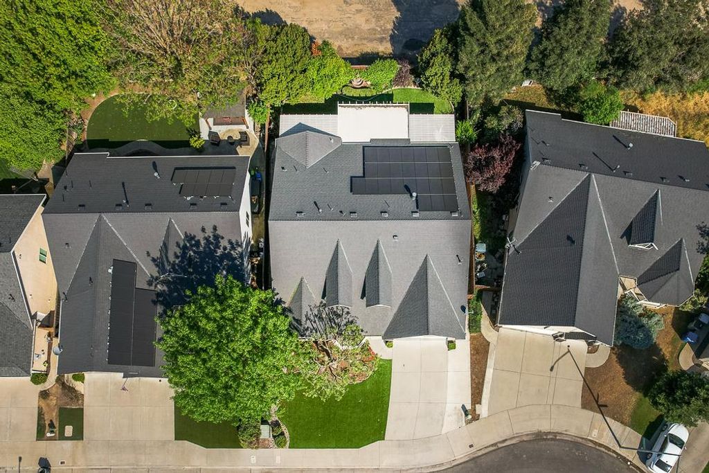 Image 5 of property listing at 8894 N Winery Avenue, Fresno, CA 93720