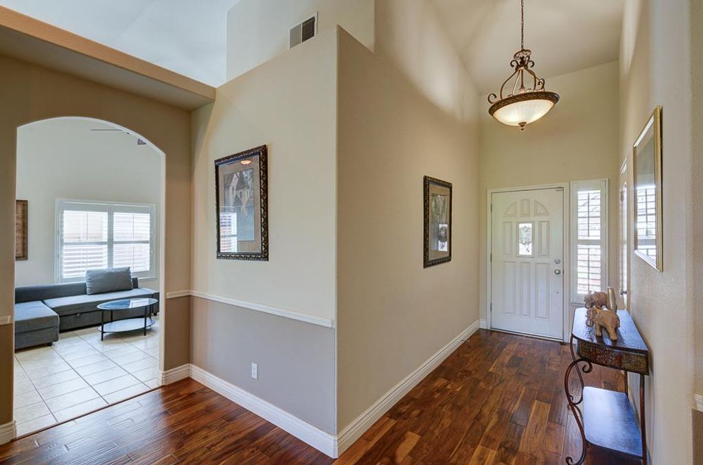 Image 7 of property listing at 8894 N Winery Avenue, Fresno, CA 93720