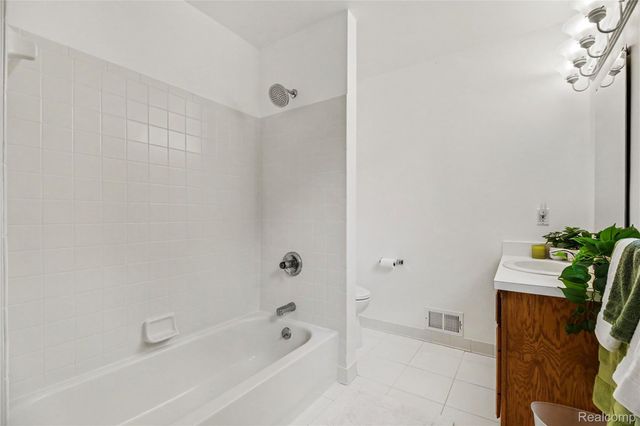 2240 Hidden Lake Trail, Ortonville Village, MI 48462