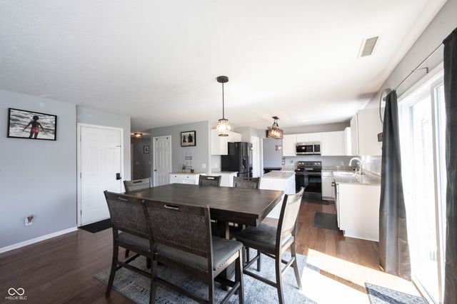 2385 S Moeller Circle, New Palestine, IN 46163