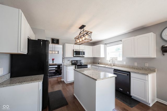 2385 S Moeller Circle, New Palestine, IN 46163