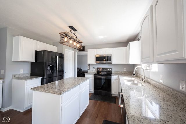 2385 S Moeller Circle, New Palestine, IN 46163