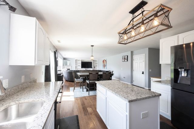 2385 S Moeller Circle, New Palestine, IN 46163