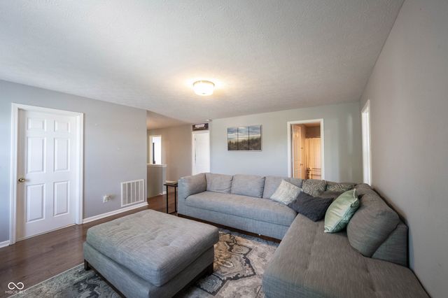 2385 S Moeller Circle, New Palestine, IN 46163