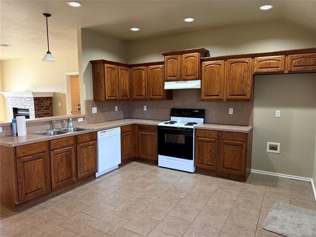 605 E Greenwood Lane, Mustang, OK 73064